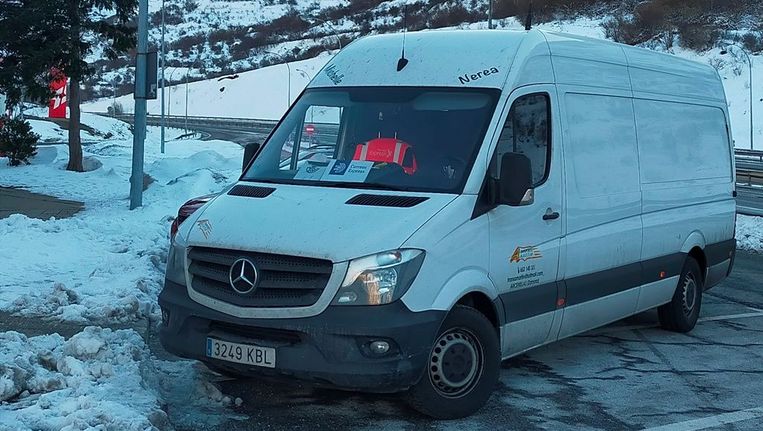 furgoneta blanca en la nieve